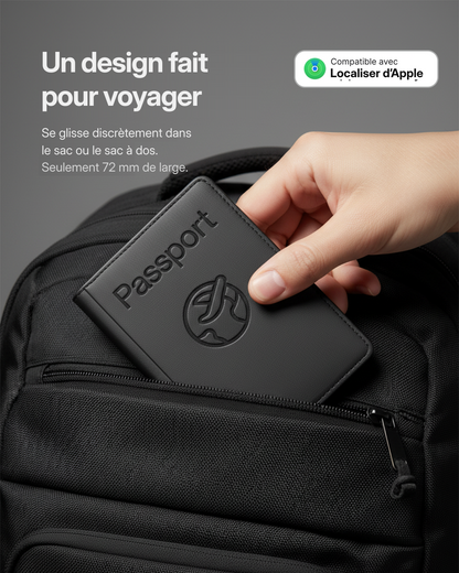 Étui passeport Datum glissé dans la poche d'un sac à dos