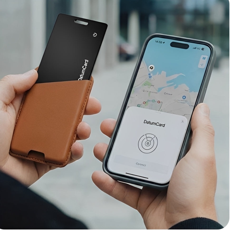 Main tenant la Datum Card à côté d'un portefeuille en cuir et d'un iPhone