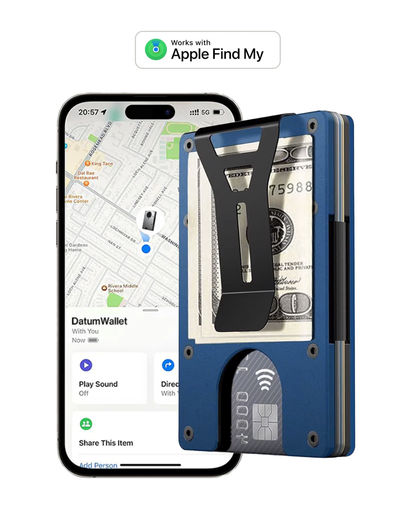 Portefeuille Datum bleu à côté d'un iPhone affichant la carte de localisation