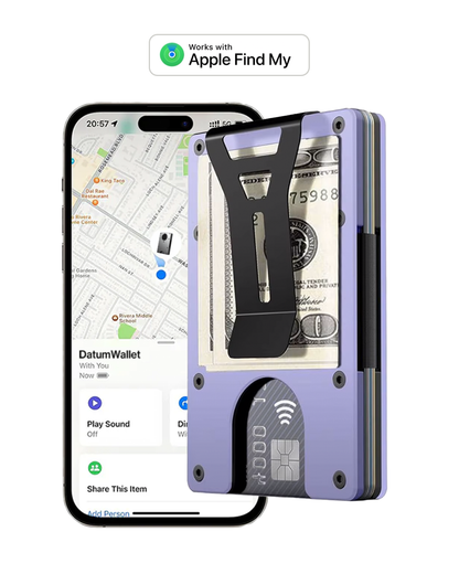 Portefeuille Datum violet à côté d'un iPhone affichant la carte de localisation